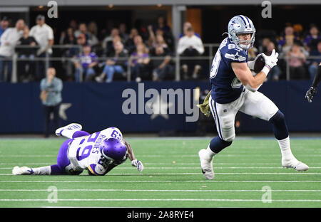 Arlington, Stati Uniti. Decimo Nov, 2019. Dallas Cowboys stretto fine Jason Witten (82) prende il via dalla Minnesota Vikings cornerback Saverio Rodi (29) durante il loro gioco di NFL AT&T Stadium di Arlington, Texas, domenica 10 novembre, 2019. Foto di Ian Halperin/UPI Credito: UPI/Alamy Live News Foto Stock