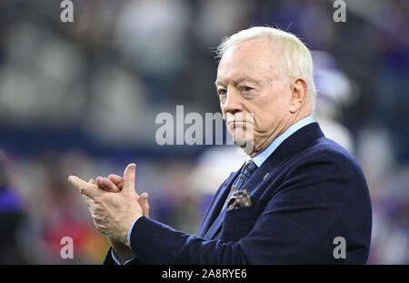 Arlington, Stati Uniti. Decimo Nov, 2019. Dallas Cowboys owner Jerry Jones orologi come il suo compagno di squadra si riscalda prima di affrontare il Minnesota Vikings presso AT&T Stadium di Arlington, Texas, domenica 10 novembre, 2019. Foto di Ian Halperin/UPI Credito: UPI/Alamy Live News Foto Stock