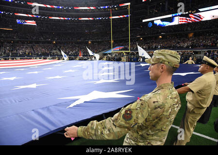 Arlington, Stati Uniti. Decimo Nov, 2019. I membri delle forze armate che tenere la bandiera America durante l inno nazionale prima di Dallas Cowboys e Minnesota Vikings NFL Game AT&T Stadium di Arlington, Texas, domenica 10 novembre, 2019. Foto di Ian Halperin/UPI Credito: UPI/Alamy Live News Foto Stock