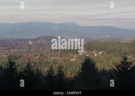 Una vista di Eugene, Oregon da 1.000 ft. elevazione. Foto Stock