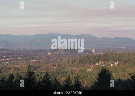 Una vista di Eugene, Oregon da 1.000 ft. elevazione. Foto Stock