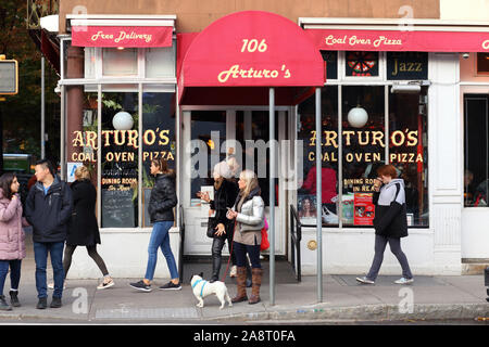 Arturo, 106 West Houston Street, New York, NY. esterno alla vetrina di un ristorante italiano nella zona di SoHo di Manhattan. Foto Stock