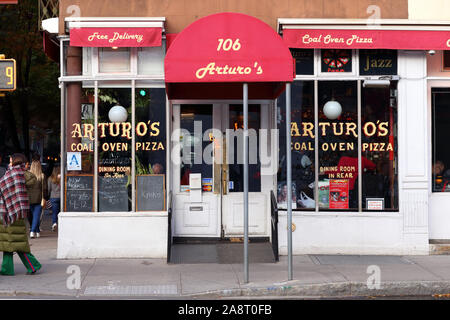 Arturo, 106 West Houston Street, New York, NY. esterno alla vetrina di un ristorante italiano nella zona di SoHo di Manhattan. Foto Stock