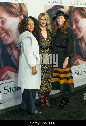 New York, NY - Novembre 10, 2019: Bellina Logan, Laura Dern indossando abiti da Yves Saint Laurent, Jill Vedder frequentare la premiere del matrimonio storia al teatro di Parigi Foto Stock