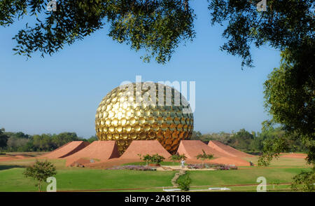 Il Matrimandir o Tempio Madre, si pone come il centro spirituale,stabilito dalla madre dello Sri Aurobindo Ashram in 1971. Foto Stock