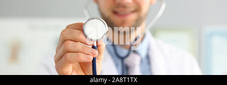 Medico con strumentazione medica Foto Stock