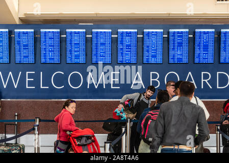 Delta Air Lines passeggeri in linea per il ticketing e il controllo dei bagagli all'Aeroporto Internazionale Hartsfield-Jackson di Atlanta in Atlanta, Georgia. (USA) Foto Stock