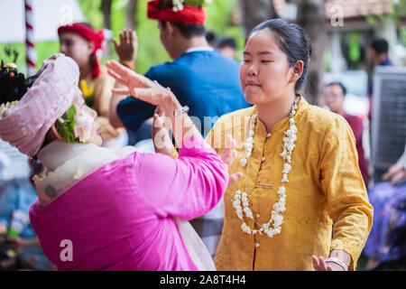 Spirito dance (Fon Phee) l anima di Lanna persone nel nord della Thailandia. La gente crede che lo spirito può porta la fertilità e la pace per la vita di tutti i giorni. Foto Stock