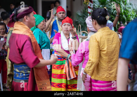 Spirito dance (Fon Phee) l anima di Lanna persone nel nord della Thailandia. La gente crede che lo spirito può porta la fertilità e la pace per la vita di tutti i giorni. Foto Stock