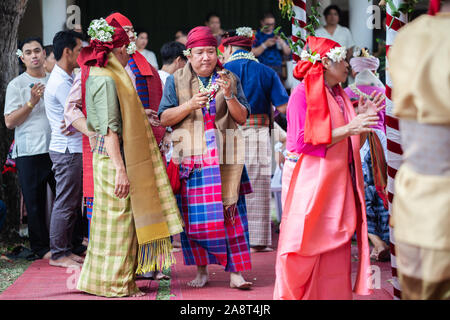 Spirito dance (Fon Phee) l anima di Lanna persone nel nord della Thailandia. La gente crede che lo spirito può porta la fertilità e la pace per la vita di tutti i giorni. Foto Stock