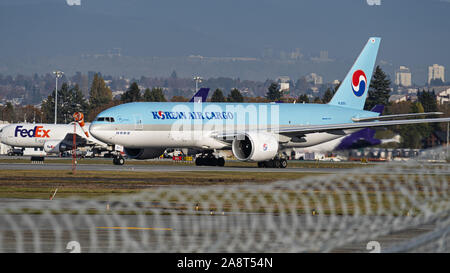 Richmond, British Columbia, Canada. 7 Nov, 2019. La Korean Air Cargo Boeing 777-FB5 (HL8251) air cargo freighter decolla dall'Aeroporto Internazionale di Vancouver. Credito: Bayne Stanley/ZUMA filo/Alamy Live News Foto Stock