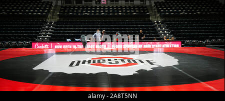 Columbus, Ohio, Stati Uniti d'America. Decimo Nov, 2019. Il tappetino prima le corrispondenze tra la Ohio Buckeyes sate e Stanford Cardinali al Covelli Center in Columbus, Ohio. Credito: csm/Alamy Live News Foto Stock