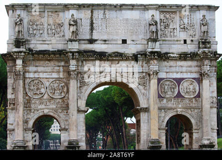 Arco di Costantino i dettagli su una strada romana nei pressi del Colosseo Italia dedicato in 315 AD/CE un arco trionfale che commemora la battaglia di Milvian Bridge Foto Stock