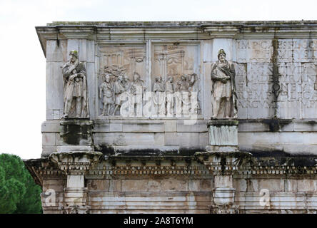 Arco di Costantino i dettagli su una strada romana nei pressi del Colosseo Italia dedicato in 315 AD/CE un arco trionfale che commemora la battaglia di Milvian Bridge Foto Stock