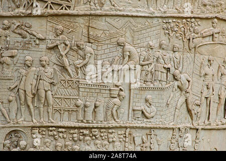 Dettaglio sulla colonna di Traiano un antica colonna per le strade di Roma vicino al Colosseo e nel Foro di Traiano Foto Stock