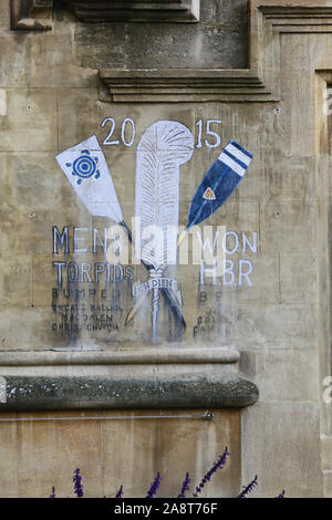 I graffiti sulla parete nelle principali quad di Oriel College di Oxford che mostra le vittorie di uomini del canottaggio otto su altri college a torpids Foto Stock