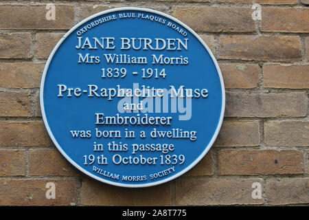 Una targa blu nel centro di Oxford per commemorare il luogo dove Jane onere è nato messi in atto dalla William Morris Society Foto Stock