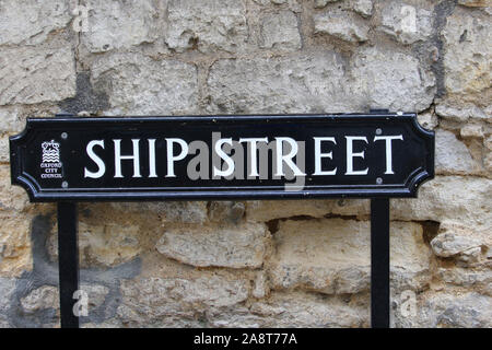 Ghisa strada tradizionale segno etichettatura Ship Street a Oxford, Inghilterra probabilmente chiamato dopo un Pub o Taverna che era una volta la strada Foto Stock