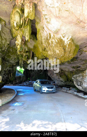 Un automobile che viaggia attraverso il tunnel di ingresso nel calcare del carso a Somdet Phra Srinagarinda Park Phang Nga Città Thailandia Asia Foto Stock