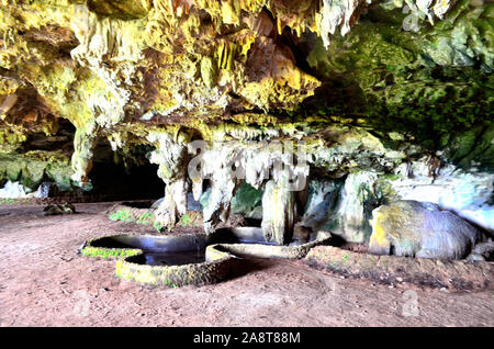 All'interno di una delle grotte di Somdet Phra Srinagarinda Park con piccole stalattiti in Phang Nga Città Thailandia Asia Foto Stock