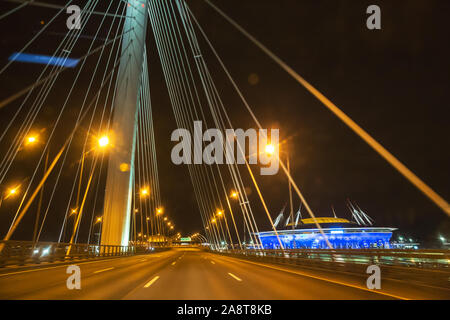 Western ad alta velocità (diametro WHSD), traffico di notte sul cavo vuoto-alloggiato bridge. Multi-lane pista illuminata, vista dalla vettura in movimento. Saint-Petersbur Foto Stock