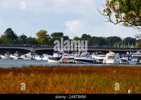 Barche sul fiume Hamble. Vista dal fiume Hamble Country Park, Bursledon, vicino a Southampton, Hampshire, Regno Unito Foto Stock