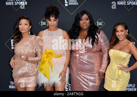 SANTA MONICA, STATI UNITI D'AMERICA. 11 novembre 2019: Jeannie Mai, Tamera Mowry-Housley, Loni amore e Adrienne Houghton AL 2019 E! People's Choice Awards a Santa Monica Barker Hangar. Immagine: Paul Smith/Featureflash Foto Stock