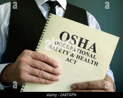 OSHA Occupational Safety & Health Act nelle mani. Foto Stock