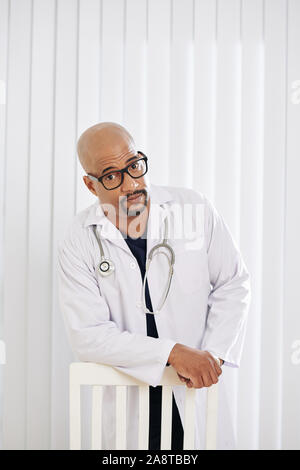 Ritratto di bello mixed-medico di gara in bicchieri e labcoat bianco Foto Stock