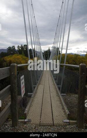 Ponte. Te Araroa Trail. Hawea via Fiume. Isola del Sud. Nuova Zelanda Foto Stock