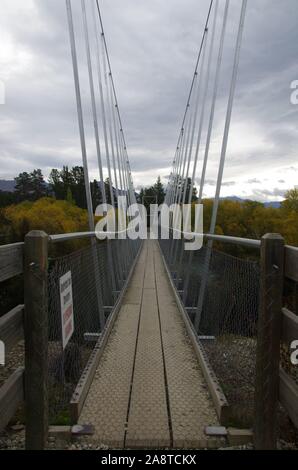 Ponte. Te Araroa Trail. Hawea via Fiume. Isola del Sud. Nuova Zelanda Foto Stock