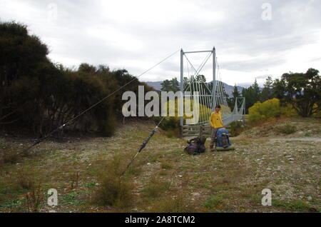 Ponte. Te Araroa Trail. Hawea via Fiume. Isola del Sud. Nuova Zelanda Foto Stock
