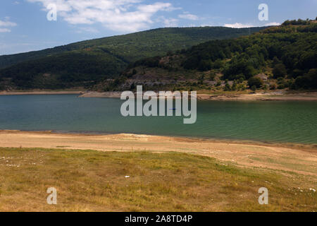 Il lago (serbatoio) a Mavrovo National Park, Macedonia Foto Stock