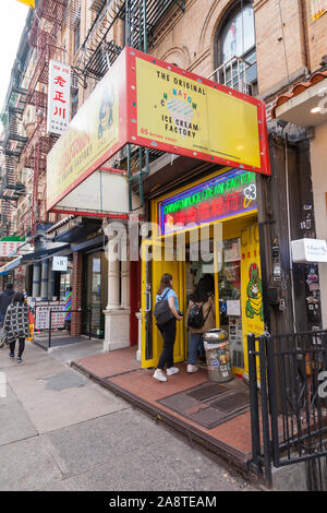 Chinatown Ice Cream Factory, 65 Bayard St, Lower East Side di New York City, NY, Stati Uniti d'America. Foto Stock