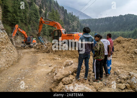 Lavori stradali in modo da Tatopani a Marpha in Nepal Foto Stock