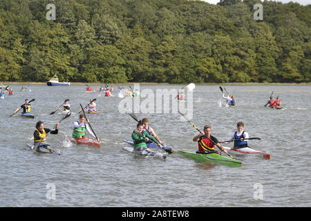 Corse di canoa sul fiume Hamble. Vista dal molo nel fiume Hamble Country Park. Hasler Finals 2019 Foto Stock