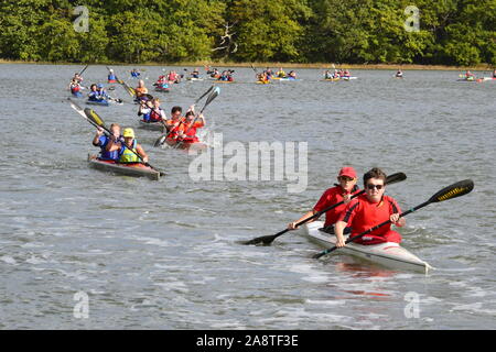 Corse di canoa sul fiume Hamble. Vista dal molo nel fiume Hamble Country Park. Hasler Finals 2019 Foto Stock