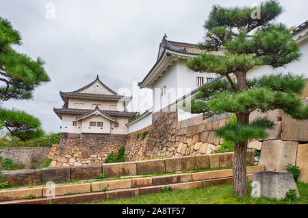 Tamon-yagura e Sengan-yagura torrette in cima alla difensiva muro di pietra a Otemon porta del castello di Osaka. Chuo-ku. Osaka. Giappone Foto Stock