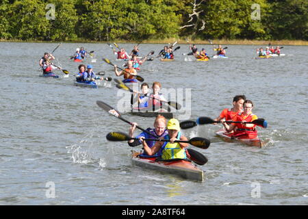 Corse di canoa sul fiume Hamble. Vista dal molo nel fiume Hamble Country Park. Hasler Finals 2019 Foto Stock