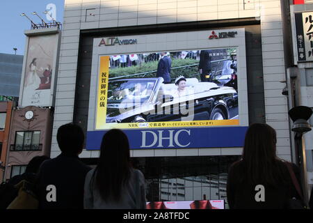 Domenica. Decimo Nov, 2019. La gente guarda un grande schermo di radiodiffusione imperatore giapponese Naruhito intronizzazione della parata in Tokyo, Giappone, domenica 10 novembre, 2019. Credito: Hiroyuki Ozawa/AFLO/Alamy Live News Foto Stock