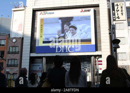 Domenica. Decimo Nov, 2019. La gente guarda un grande schermo di radiodiffusione imperatore giapponese Naruhito intronizzazione della parata in Tokyo, Giappone, domenica 10 novembre, 2019. Credito: Hiroyuki Ozawa/AFLO/Alamy Live News Foto Stock