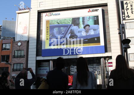 Domenica. Decimo Nov, 2019. La gente guarda un grande schermo di radiodiffusione imperatore giapponese Naruhito intronizzazione della parata in Tokyo, Giappone, domenica 10 novembre, 2019. Credito: Hiroyuki Ozawa/AFLO/Alamy Live News Foto Stock