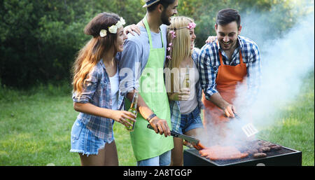 Gruppo di amici fare barbecue in Foto Stock