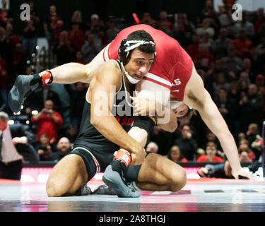 Columbus, Ohio, Stati Uniti d'America. Decimo Nov, 2019. Ohio State Buckeyes Elia Cleary combatte Stanford Cardinali Tyler Eischens nel loro corrispondono a 157libbre al Covelli Center in Columbus, Ohio. Credito: csm/Alamy Live News Foto Stock