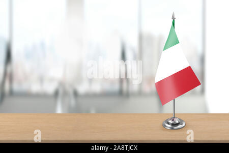 Bandiera Italiana è in piedi su un palo metallico è in ufficio in legno tavolo. Immagine ad alta risoluzione è pronto per i social media, la stampa o per la progettazione di raccolto ha bisogno. 3D ri Foto Stock