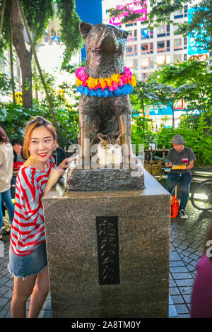 Hachiko monumento, vista della statua in bronzo di Hachiko alla Stazione di Shibuya. Hachiko era un famoso cane che ha aspettato per il proprietario dopo la sua morte. Shibuya, Tokyo, Foto Stock