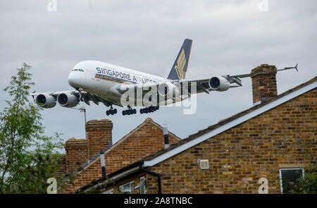 Un basso battenti Singapore Airlines A380 airbus venuta in terra sui tetti avvicinando th pista di atterraggio all' Aeroporto di Heathrow in ottobre 2015. Foto Stock