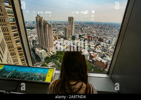 Vista dal Governo Metropolitano di Tokyo edificio o Tocho. Il quartiere di Shinjuku a Tokyo, Giappone, Asia Foto Stock