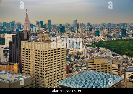 Vista dal Governo Metropolitano di Tokyo edificio o Tocho. Il quartiere di Shinjuku a Tokyo, Giappone, Asia Foto Stock