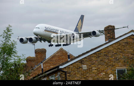 Un basso battenti Singapore Airlines A380 airbus venuta in terra sui tetti avvicinando th pista di atterraggio all' Aeroporto di Heathrow in ottobre 2015. Foto Stock